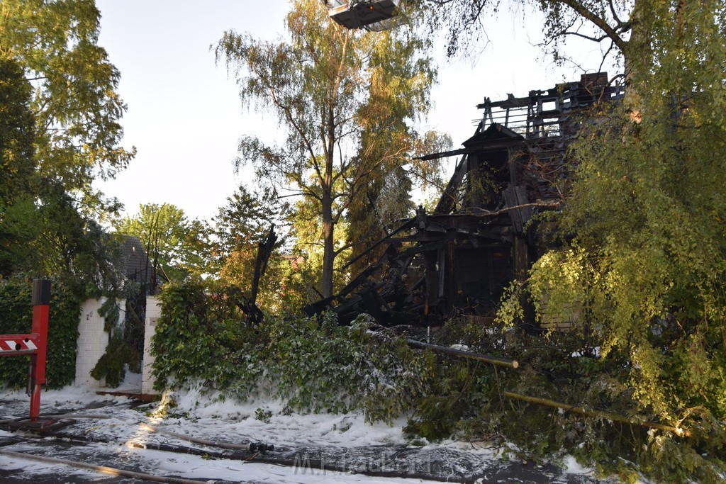 Grossfeuer Einfamilienhaus Siegburg Muehlengrabenstr P1089.JPG - Miklos Laubert